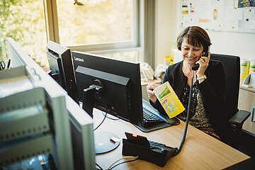 Frau Weber am Telefon bei der Kundenberatung